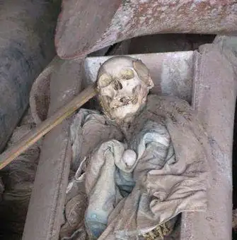 揭开悬棺之谜实拍崖葬悬棺中的惊悚干尸