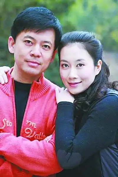 【图】何政军的妻子个人资料 女儿近照曝光罕见全家福