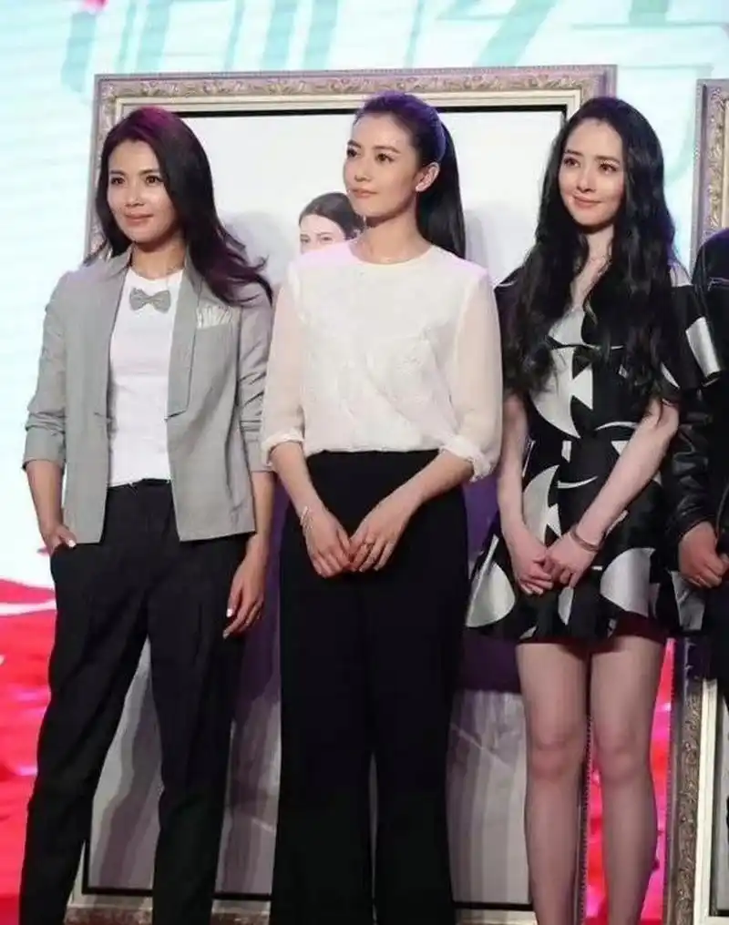 刘涛,高圆圆和郭碧婷的合照,三个人的身高身材都差不多,刘涛45岁