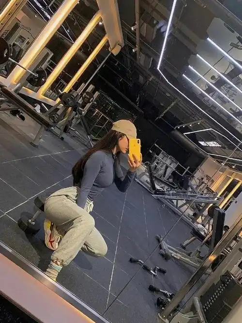 95后重庆健身辣妹子晒出腰精照女生看了都狂舔屏