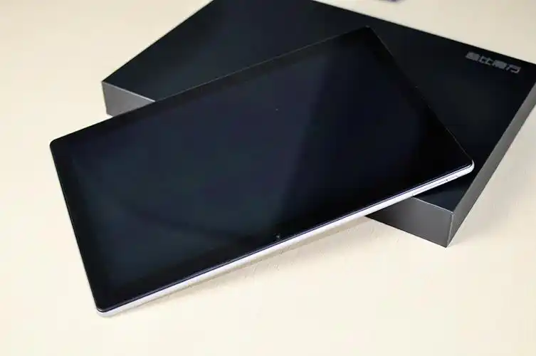 knote搭配有专属的皮套键盘,手感细腻,亲肤的触感跟