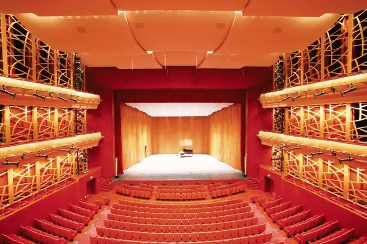 镜框式舞台(picture-frame stage/proscenium stage),是传统舞台形式