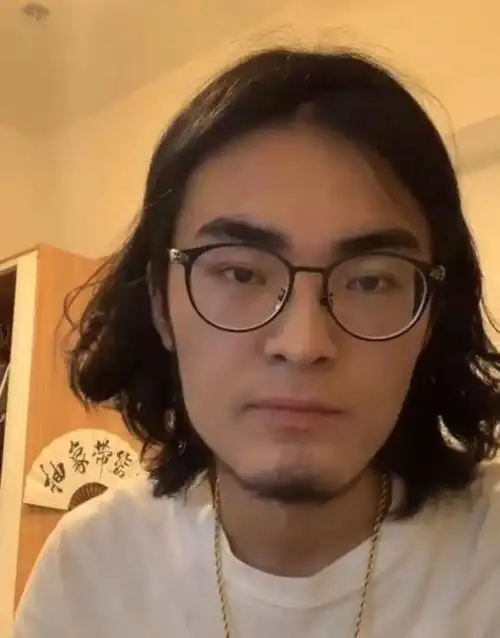 抽象带篮子原名陈义,曾在广东读大专,在寒暑假期间兼职做保安,或许是