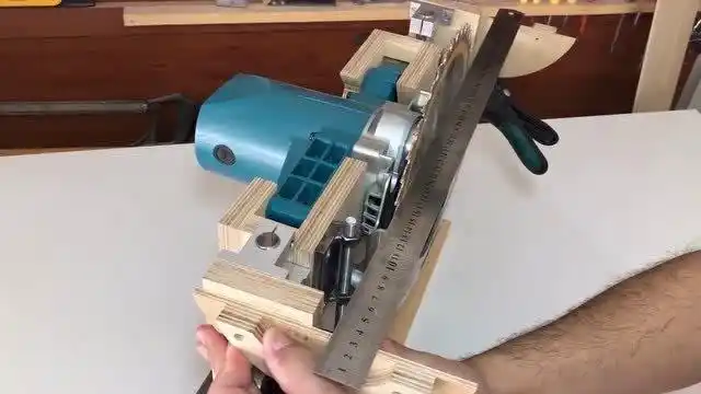 牛人自制台锯第二部分看看他是如何制作锯片倾斜系统的