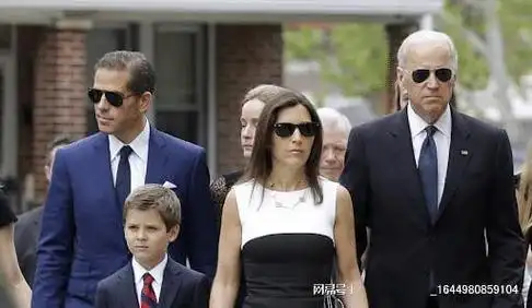 2015年,亨特(后排左一),博的妻子海莉(前排中),拜登(前排右)一同