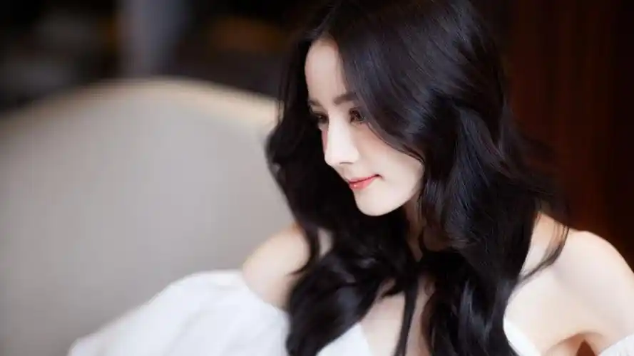 迪丽热巴白色礼服裙侧脸写真