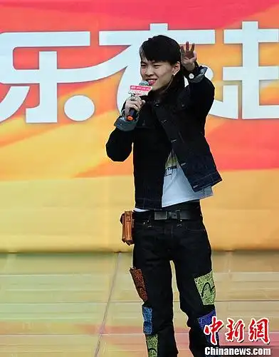11月30日,中国好声音学员张玮亮相沈阳现场飙歌.中新社发 于海洋 摄