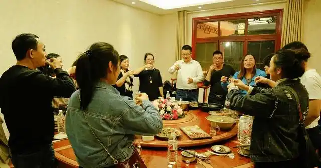 职场饭局,情商高的同事往往留意到这3点,怪不得领导高看