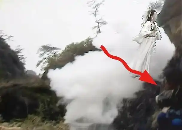 除此之外,《西游记》中还经常出现干冰机的身影,毕竟烟雾缭绕少不了它