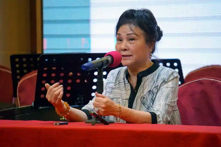 林锦屏发言座谈会后,大老倌小神鹰与青年粤剧演员刘丽贞即场为大家