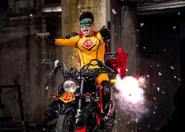 69692015年大鹏自导自演的《煎饼侠》拿下了11亿的票房,对于一部