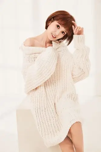 1/ 12 近日,演员肖茵曝出一组最新秋冬写真.