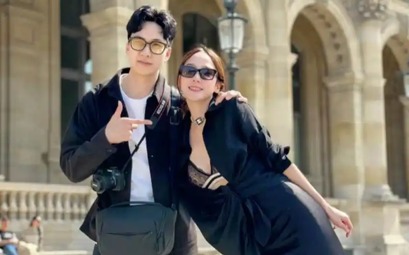 hiso nin绯闻男友背aump游法国巴黎,太甜了.#aump泰国女神