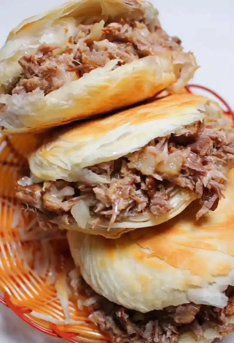 肉夹馍是陕西著名的风味小吃,但老潼关的肉夹馍却别具一格,似乎 - 抖