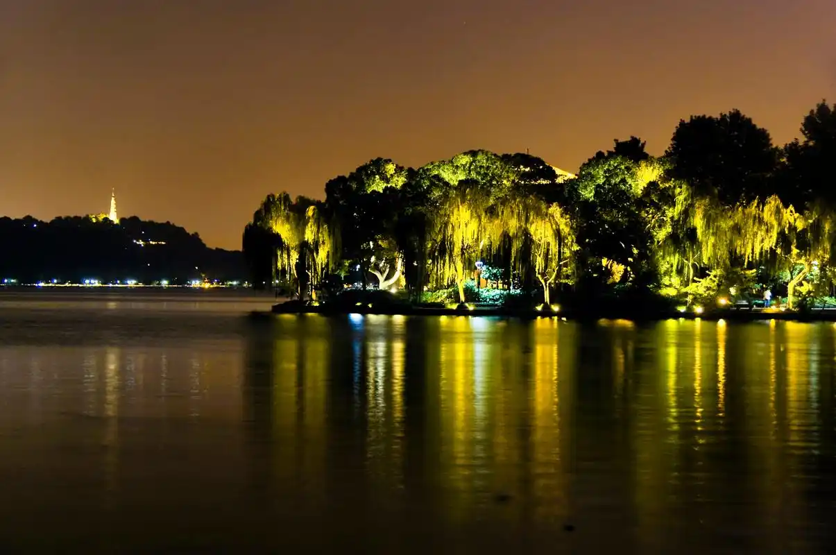 ai亚来杭州# 如果你来到杭州,一定要体验一下夜游西湖的美景!