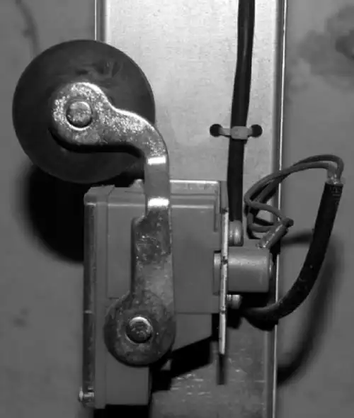 终端限位开关会切断电梯上下运行控制电路,强迫电梯立即停靠