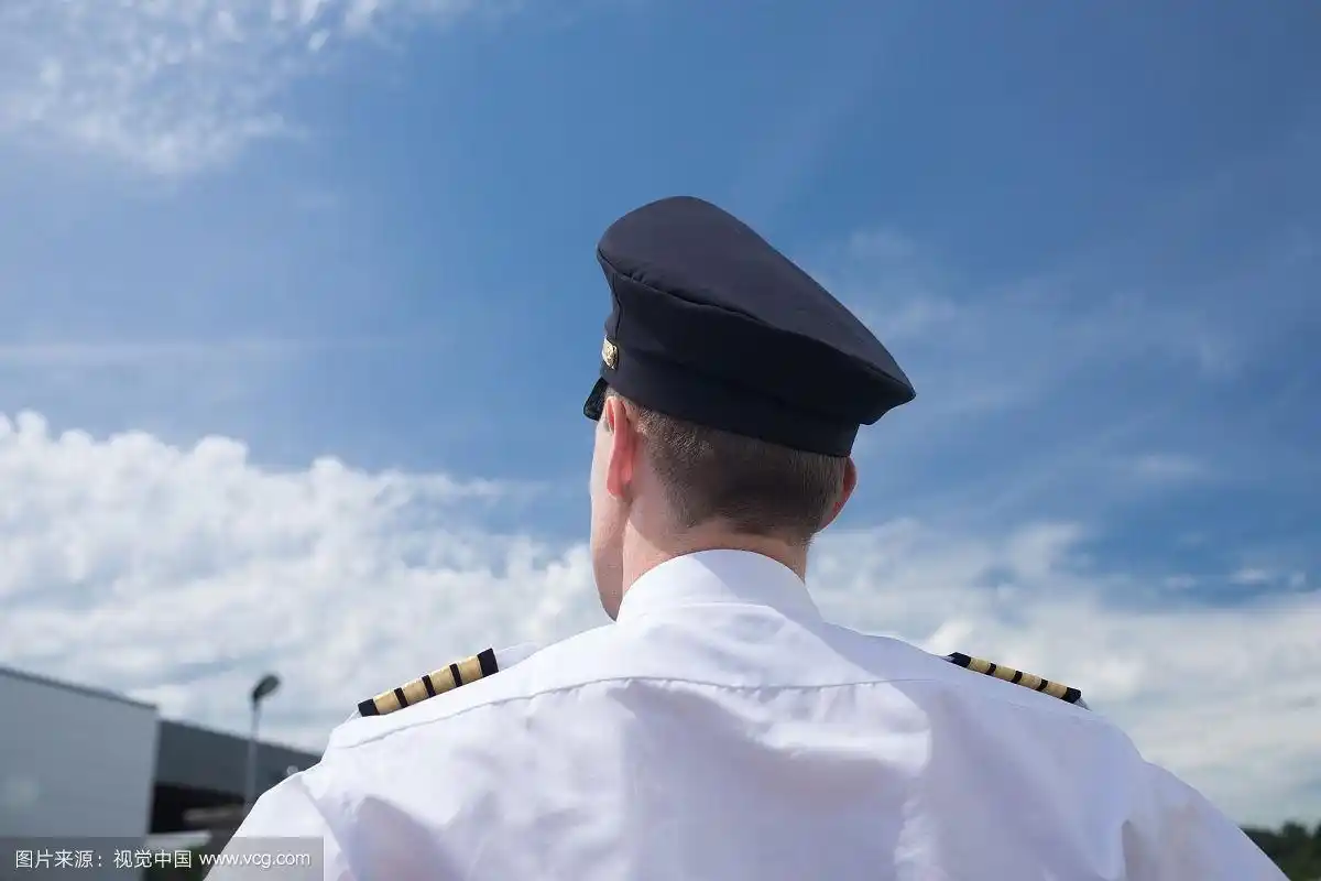 男飞行员背对蓝天的后视图