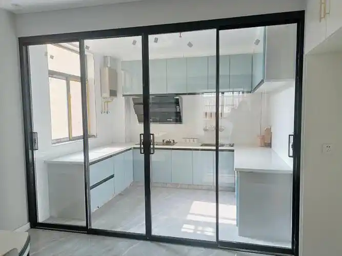 厨房极简推拉门和翻车的厕所门