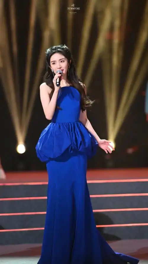 杨幂百花迎春晚会《我们的歌》现场直拍,小幂唱歌真的很甜!