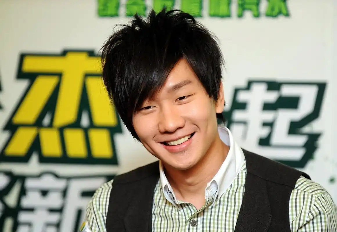 林俊杰,作为一位备受欢迎的歌手,也在近日成为了苹果新款iphone 15的