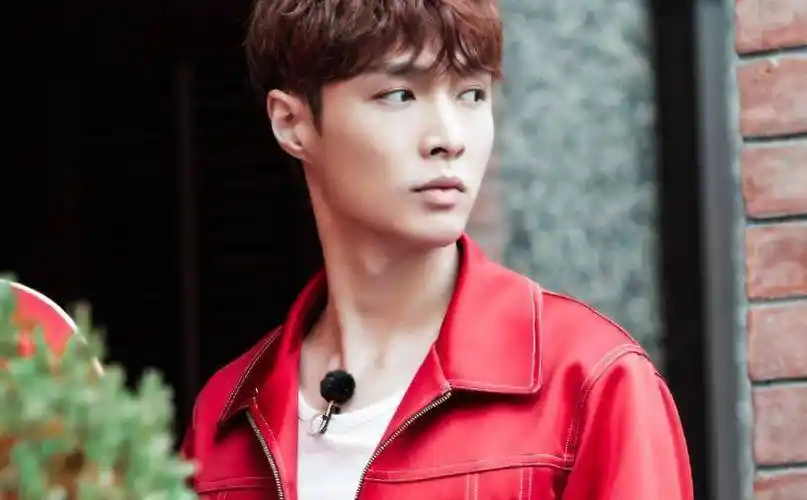 张艺兴晒照又删照,被喷和exo成员是塑料兄弟情?