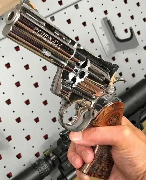 世界名枪:左轮手枪中的"超级贵族"——柯尔特"蟒蛇"