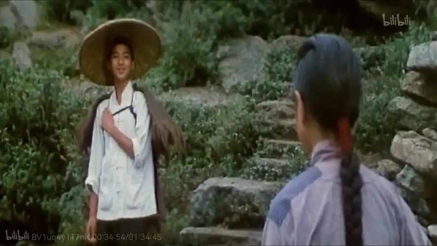 电影《边城》(1992)中,翠翠送二老傩送上岸.