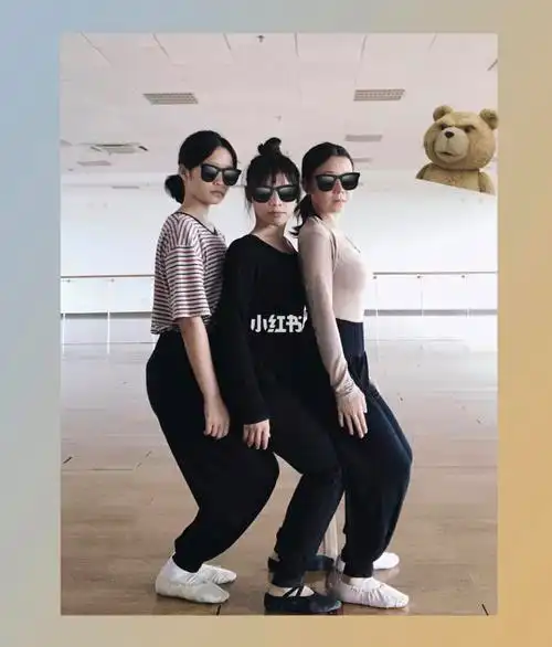 三人拍照姿势_贴纸_拍照_墨镜_滤镜_舞蹈_搞怪_沙雕式拍照_摄影_摄影