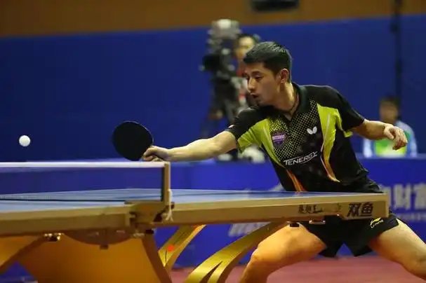 吴敬平接发球要大胆的往对方正手位劈长