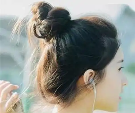 大脸女生无刘海扎丸子头发型