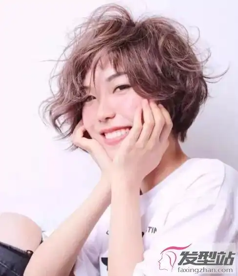 女生短发空气烫发型这样烫轻盈空灵又瘦脸