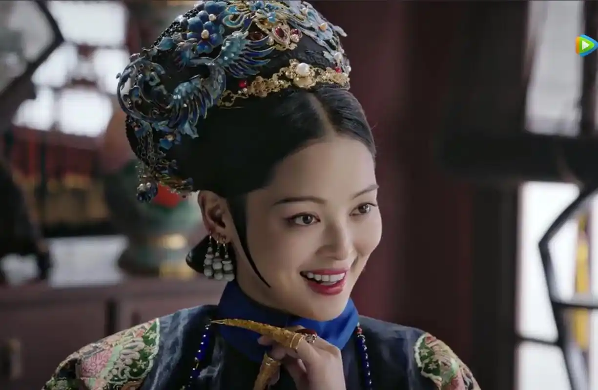 从贵人到贵妃,如懿传里的金玉妍换了8个旗头,头饰越来越夸张