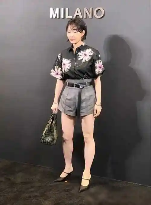 白百何性感复出,美腿惹眼,一指禅已成过去