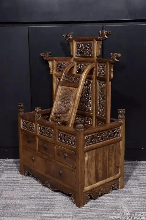 清代:黄花梨镂空花卉纹梳妆台