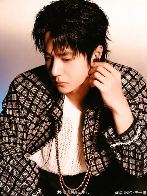 王一博戴耳机项链##王一博黑金格纹外套