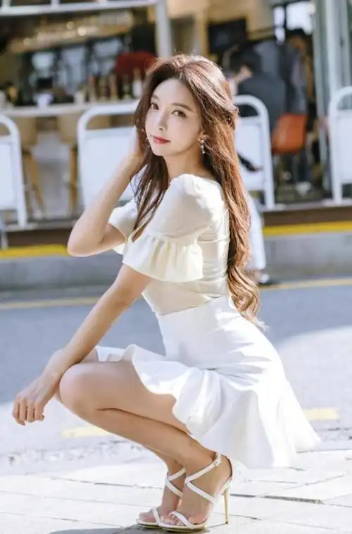 清爽的短裙太撩人了奶白荷叶小衫配宫廷花边裙展现出曼妙身姿