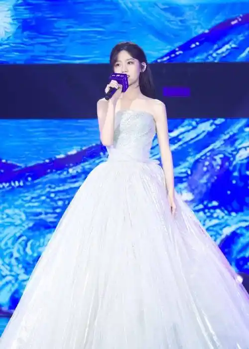 原创她是被创造101淘汰的小富婆今晒居家照穿卫衣也很甜美