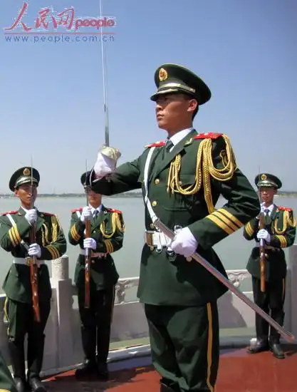 7月1日起,武警银川市支队国旗护卫官兵换上07式武警礼宾服