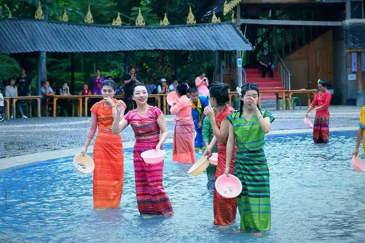 走近版纳(4)__欢乐"泼水节"