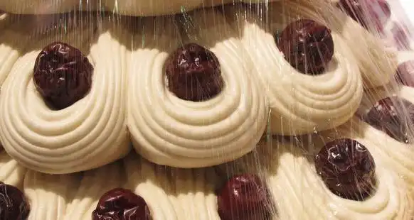 洋县枣糕馍名满陕南枣糕馍是用绳串成串串提着