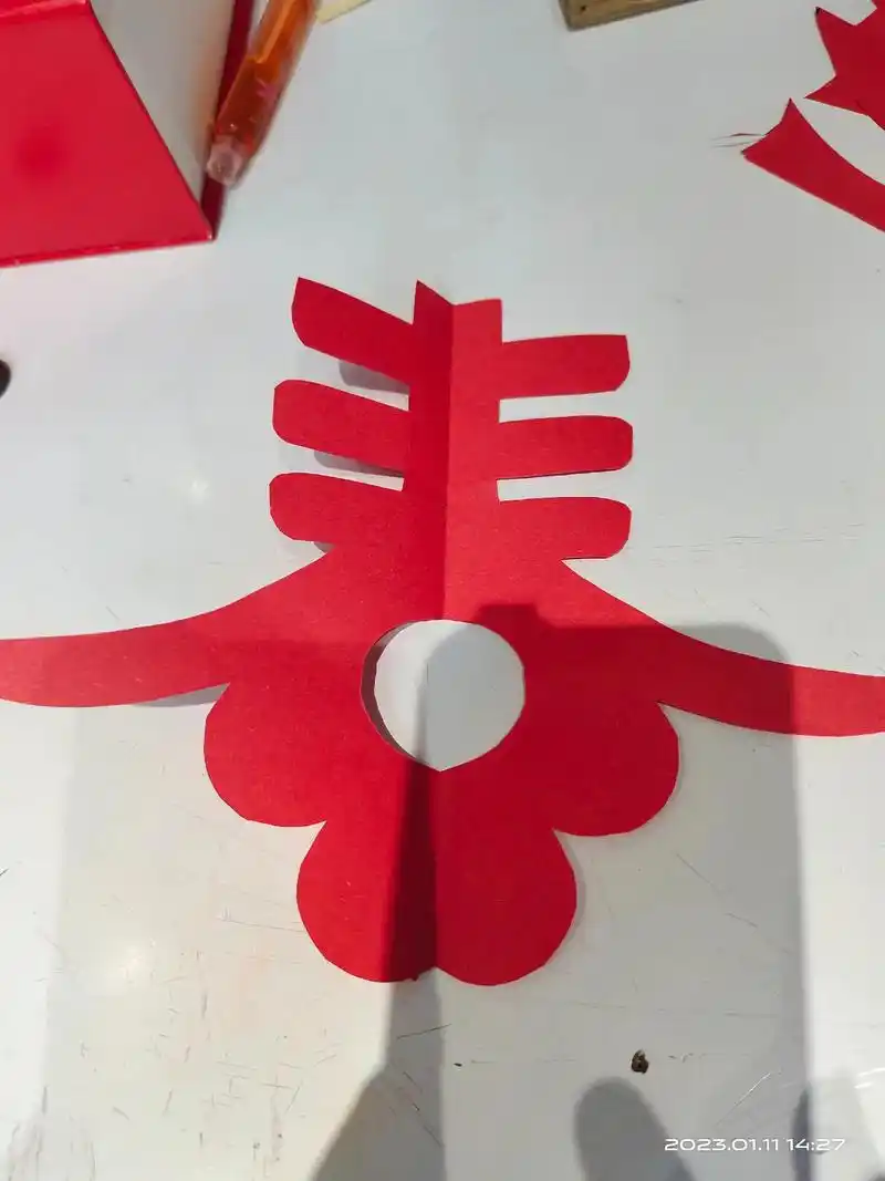 剪窗花喽#剪窗花 #手工制作剪窗花  - 抖音