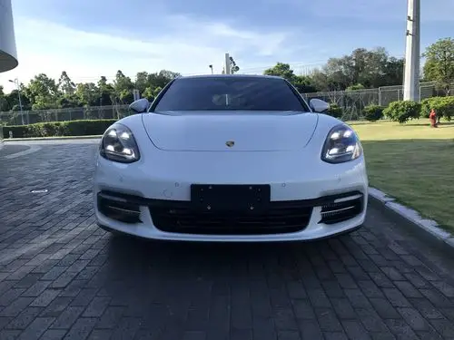 照片详细配置:黑色-波尔多红双色调光面真皮内饰(71800元),带保时捷