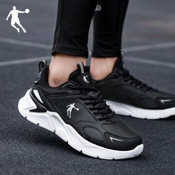 乔丹跑步鞋男鞋2022新款春季革面防水皮面运动鞋户外轻便舒适缓震白鞋