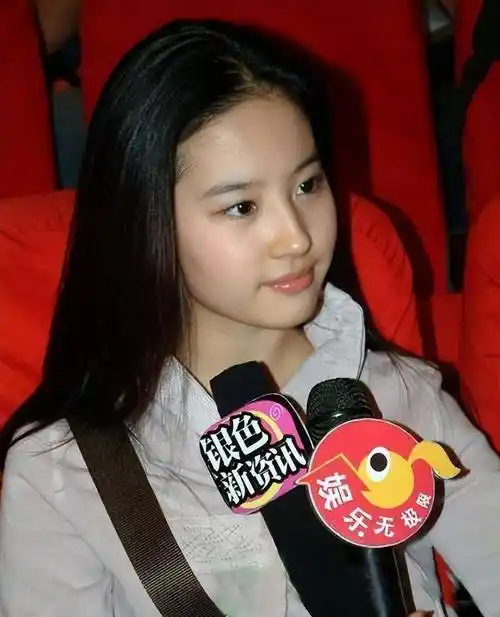 刘亦菲近照,素颜出镜,网友:很拉低颜值的啊!您认为呢?_气质_显得_淡妆