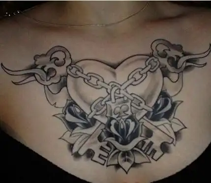 胸口铁链锁着心的纹身图案图片