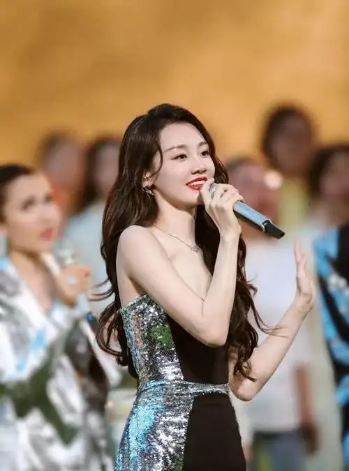 浪姐5开播郑恺陪苗苗跳舞不合群的苗苗和赵奕欢成为好友