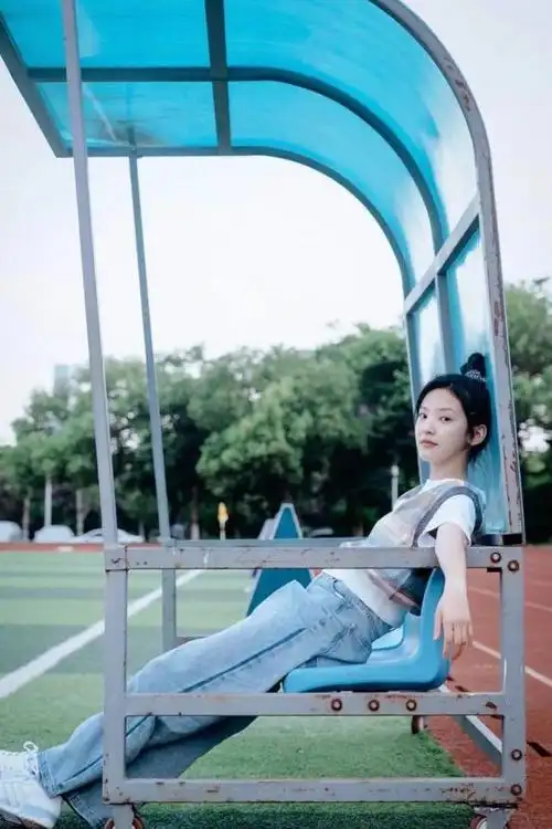 章若楠一身休闲装走机场,白衬衫配短裙"牛奶腿"瞩目,清纯范足