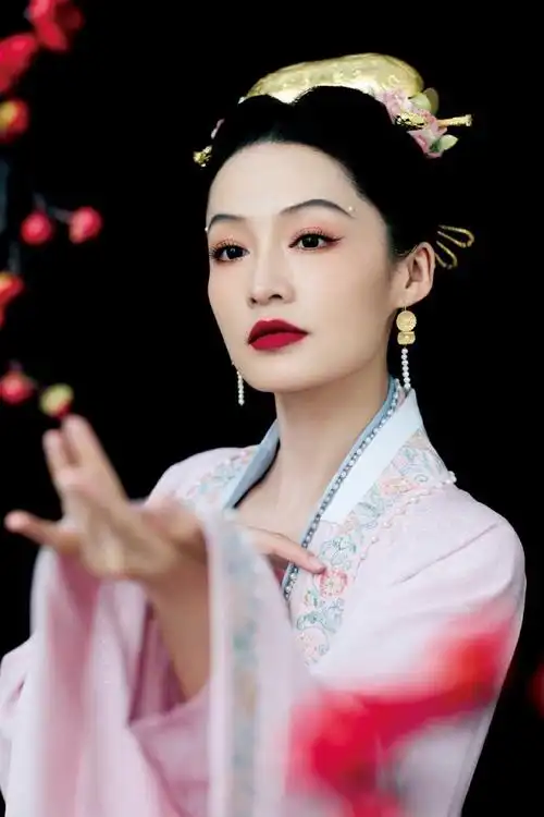 李沁央视春晚宋韵造型##李沁春晚宋韵古装大片