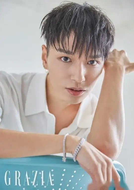 歌手simondominic 为男妆品牌拍摄画报,以invisible为主题散发精致