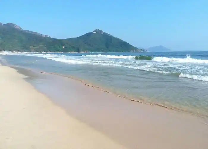 西涌,又名西冲,是深圳大鹏半岛最南端的美丽海滩,为全国最佳八大海滩